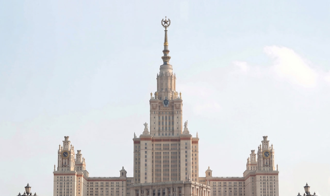 Главное здание МГУ — сталинская высотка